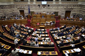 El Parlamento griego durante la sesión de esta noche. (Louisa GOULIAMAKI / AFP)