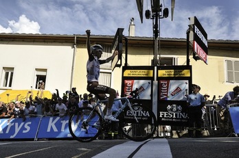 Bardet alza los brazos en la meta de Saint Jean de Marienne. (Alix GUIGON / AFP)
