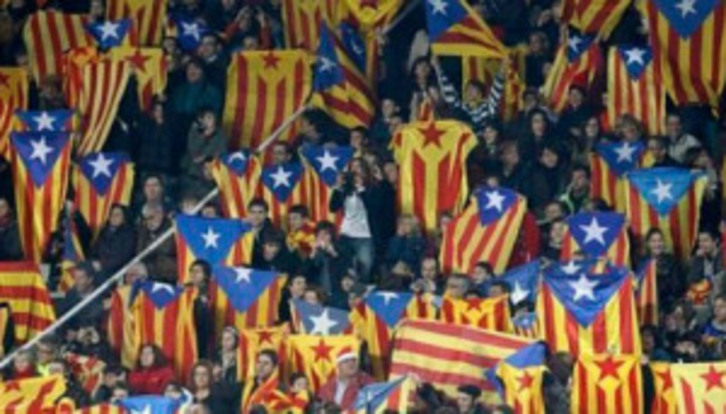 Aficionados del Barça con banderas independentistas. 