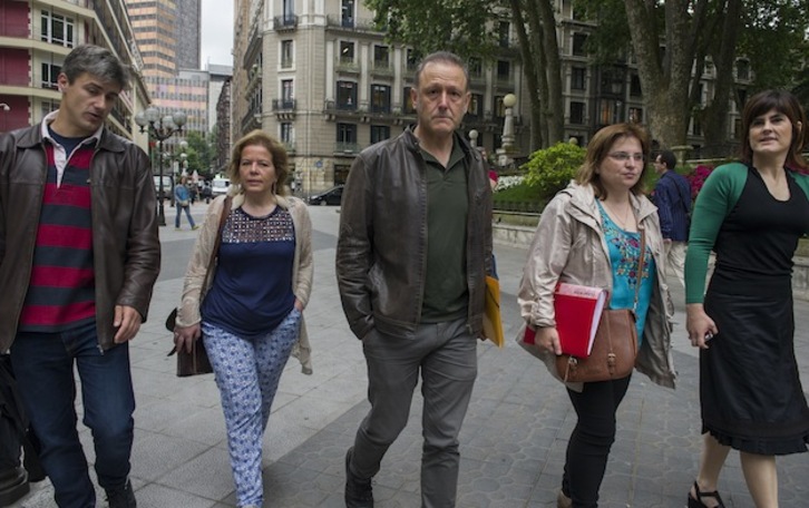 Responsables de Podemos, camino de una reunión. (Monika DEL VALLE / ARGAZKI PRESS)