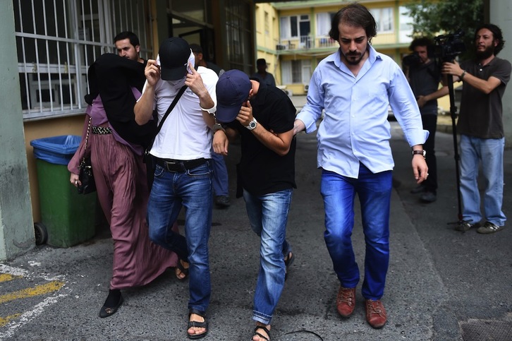 Alguno de los detenidos durante la operación policial. (Ozan KOSE / AFP)