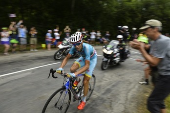 Nibali, durante su cabalgada en solitario. (Lionel BONAVENTURE / AFP)