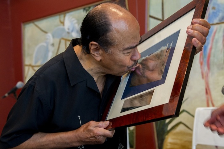 Benny Golson besa el premio que le han entregado en Donostia. (Juan Carlos RUIZ / ARGAZKI PRESS)