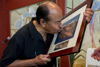 Benny Golson besa el premio que le han entregado en Donostia. (Juan Carlos RUIZ / ARGAZKI PRESS)