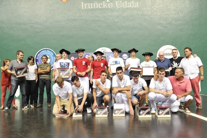 Ambos conjuntos posan una vez terminada la final. (Idoia ZABALETA / ARGAZKI PRESS)