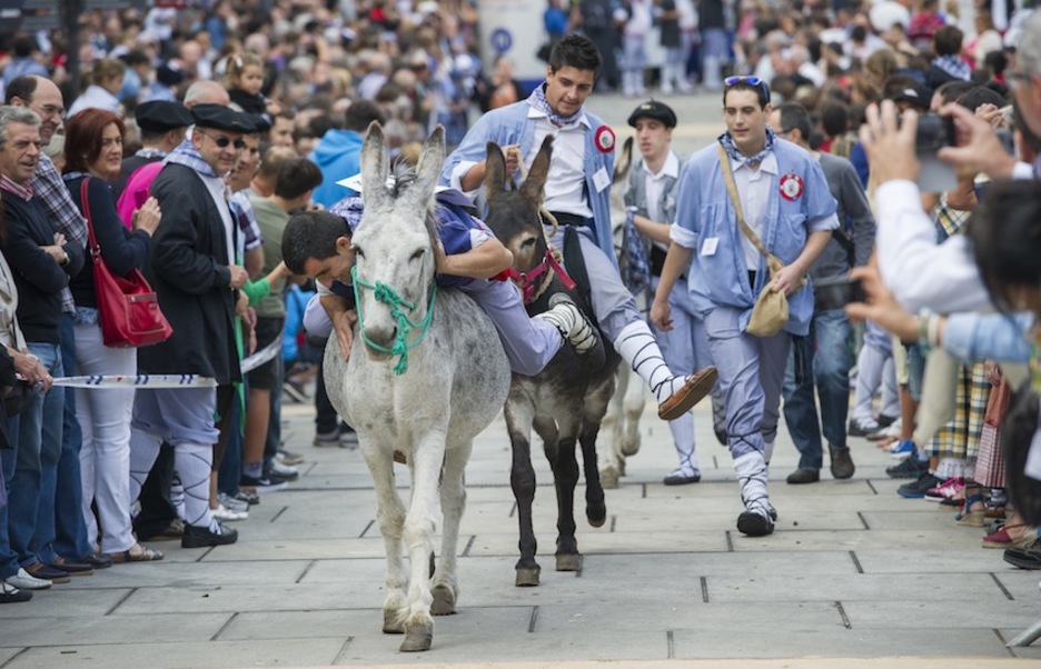 Carrera de burros. (Juanan RUIZ / ARGAZKI PRESS) Carrera de burros. (Juanan RUIZ / ARGAZKI PRESS)