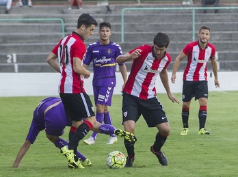 Susaeta y San José tratan de llevarse el balón. (Monika DEL VALLE / ARGAZKI PRESS)