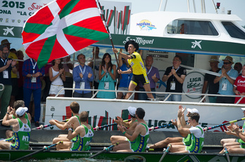 Hondarribia banderarekin. (ARGAZKI PRESS)