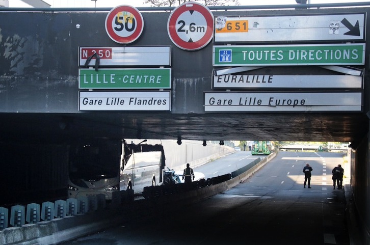 El autobús siniestrado, en el túnel donde tuvo lugar el accidente. (AFP)