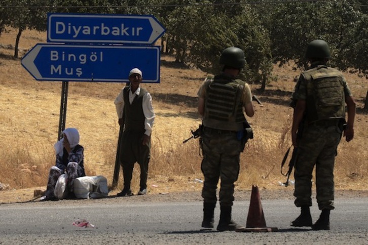 Soldados turcos en un control en Diyarbakir. (Ilyas AKENGIN/AFP) 