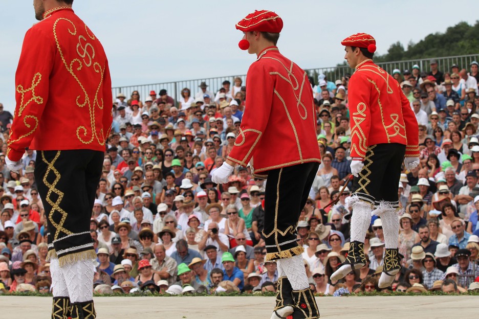 Plus de 200 bénévoles des villages de Sauguis et de Trois-Villes participent à la pastorale dédiée à la vie du prêtre Pierre Lhande. Le rendez-vous est donné le 2 août, à Sauguis, pour la seconde représentation. © Bob EDME Plus de 200 bénévoles des villages de Sauguis et de Trois-Villes participent à la pastorale dédiée à la vie du prêtre Pierre Lhande. Le rendez-vous est donné le 2 août, à Sauguis, pour la seconde représentation. © Bob EDME