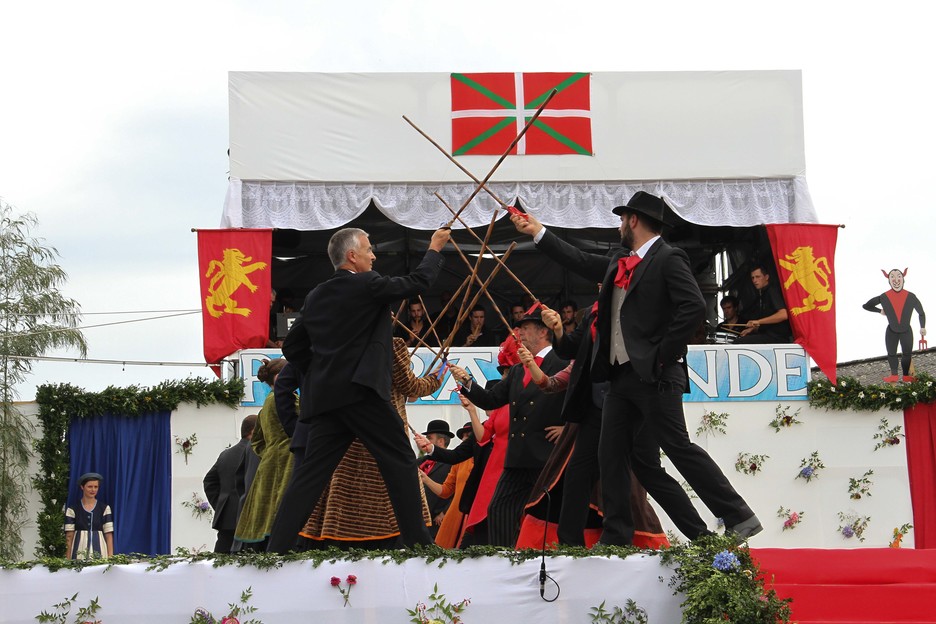Plus de 200 bénévoles des villages de Sauguis et de Trois-Villes participent à la pastorale dédiée à la vie du prêtre Pierre Lhande. Le rendez-vous est donné le 2 août, à Sauguis, pour la seconde représentation. © Bob EDME Plus de 200 bénévoles des villages de Sauguis et de Trois-Villes participent à la pastorale dédiée à la vie du prêtre Pierre Lhande. Le rendez-vous est donné le 2 août, à Sauguis, pour la seconde représentation. © Bob EDME