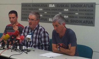 Mitxel Lakuntza, Adolfo Muñoz y Mikel Noval en la rueda de prensa en Iruñea. (@ELAsindikatua)