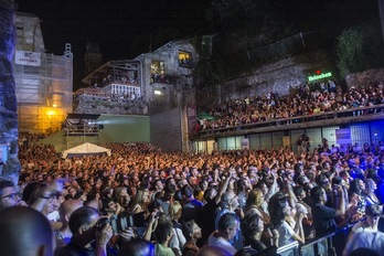 ZAZ taldearen kontzertua Trinitate plazan. (Jon URBE/ARGAZKI PRESS)