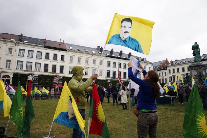 Manifestantes exhiben el retrado del líder kurdo Abdullah Oçalan durante una protesta en Bruselas. (Nicolas MAETERLINCK/AFP)