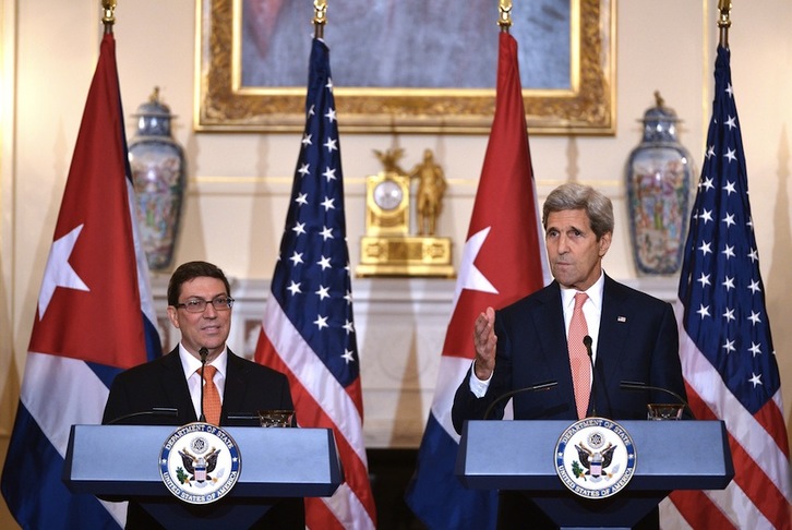El canciller de Exteriores de Cuba, Bruno Rodríguez, y el secretario de Estado de EEUU, John Kerry, el pasado 20 de julio, en su comparecencia en Washington. (Mandel NGAN/AFP) 