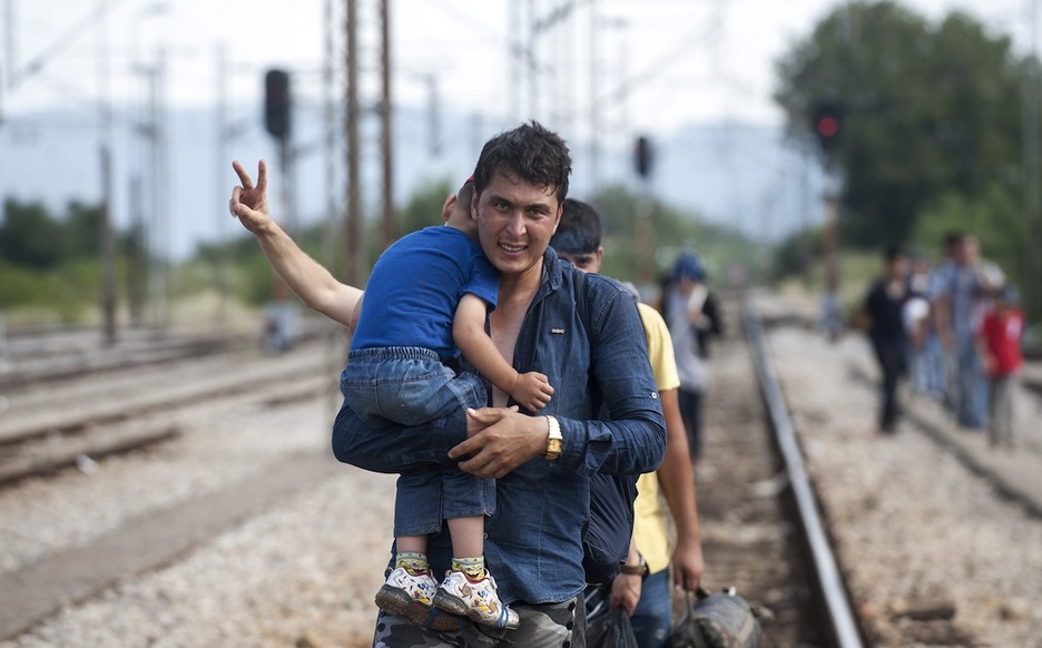 Un hombre se dirige a coger el tren. Un hombre se dirige a coger el tren.