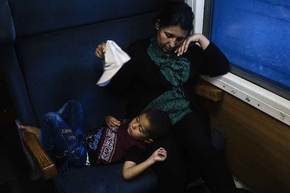 Una mujer y su hijo, en el tren. (Dimitar DILKOFF/AFP) 