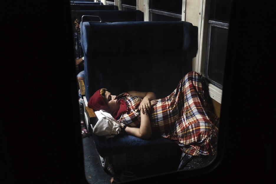 Descansando en el tren que viaja hacia Serbia. (Dimitar DILKOFF/AFP) Descansando en el tren que viaja hacia Serbia. (Dimitar DILKOFF/AFP)