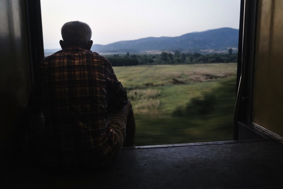 Un hombre observa el paisaje en el tren que le lleva a Serbia. (Dimitar DILKOFF/AFP) Un hombre observa el paisaje en el tren que le lleva a Serbia. (Dimitar DILKOFF/AFP)