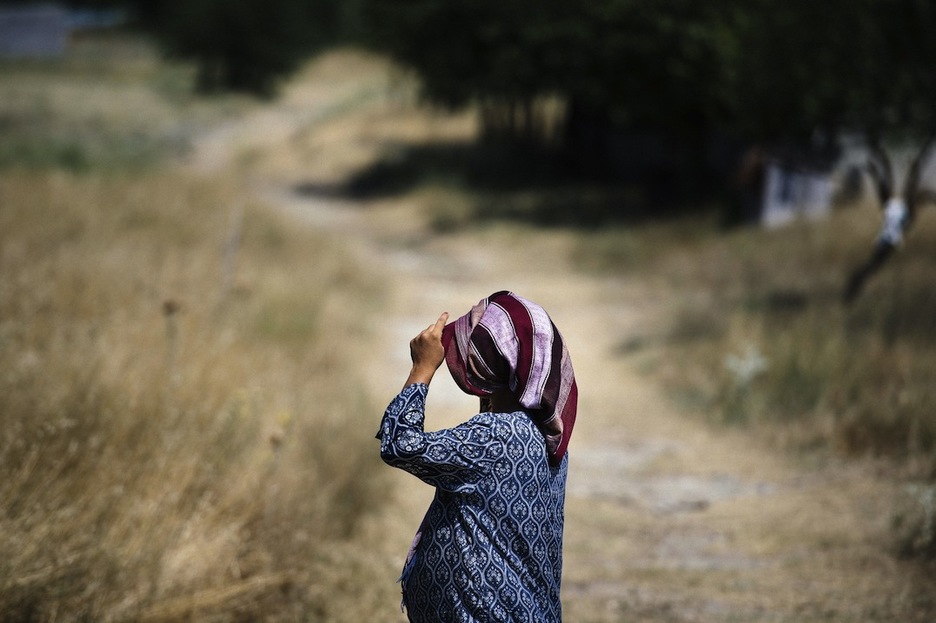 Una mujer embarazada se protege del sol mientras camina a Gevgelija para tomar el tren. (Dimitar DILKOFF/AFP) Una mujer embarazada se protege del sol mientras camina a Gevgelija para tomar el tren. (Dimitar DILKOFF/AFP)