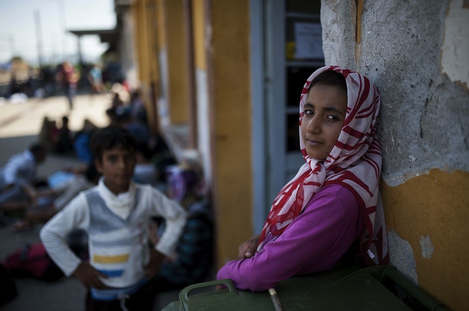 Una mujer y su hijo aguardan a que el tren salga de la estación de Gevgelija. (Robert ATANASOVSKI/AFP) Una mujer y su hijo aguardan a que el tren salga de la estación de Gevgelija. (Robert ATANASOVSKI/AFP)