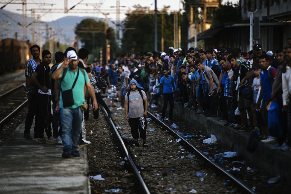 Migrantes esperan al tren en Gevgelija. (Dimitar DILKOFF/AFP) Migrantes esperan al tren en Gevgelija. (Dimitar DILKOFF/AFP)