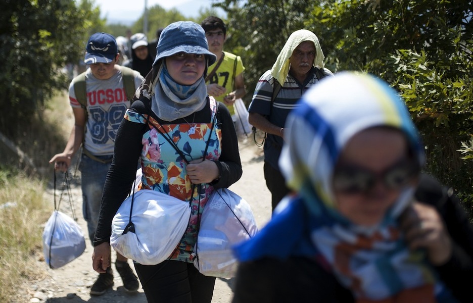 Un grupo de personas se dirige a Gevgelija. (Robert ATANASOVSKI/AFP)
