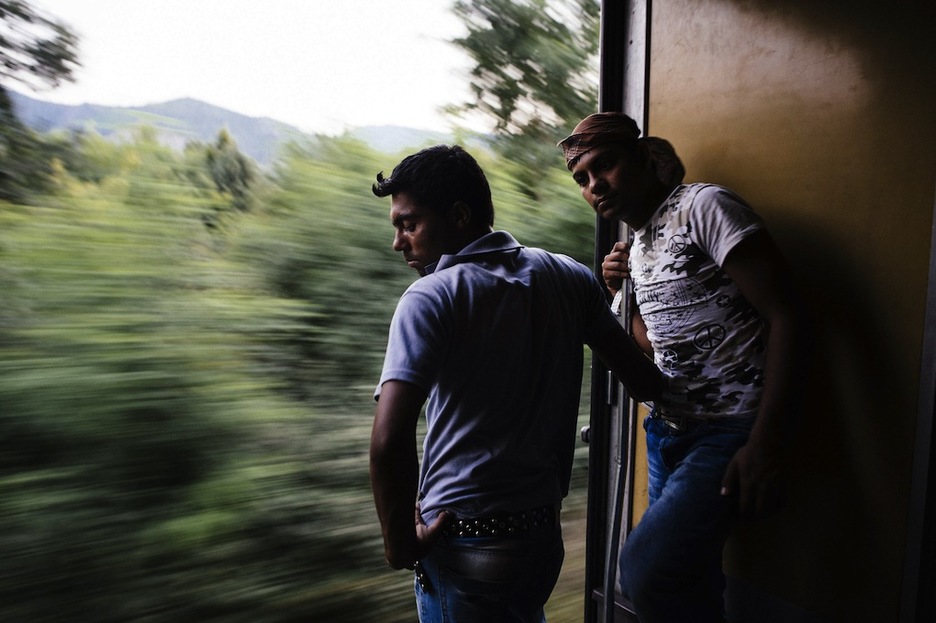 Dos refugiados observan desde la ventana del tren que les traslada de Gevgelija a Tabanovce, en la frontera serbia. (Dimitar DILKOFF/AFP) 