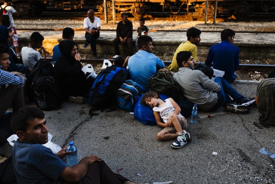 Aguardando en la estación de tren de Gevgelija. (Dimitar DILKOFF/AFP) Aguardando en la estación de tren de Gevgelija. (Dimitar DILKOFF/AFP)