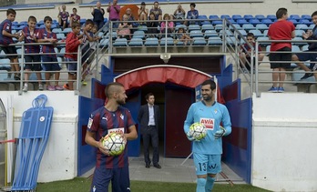 David Junca eta Asier Riesgo, Ipuruan egin duten aurkezpenean. (Raul BOGAJO/ARGAZKI PRESS)