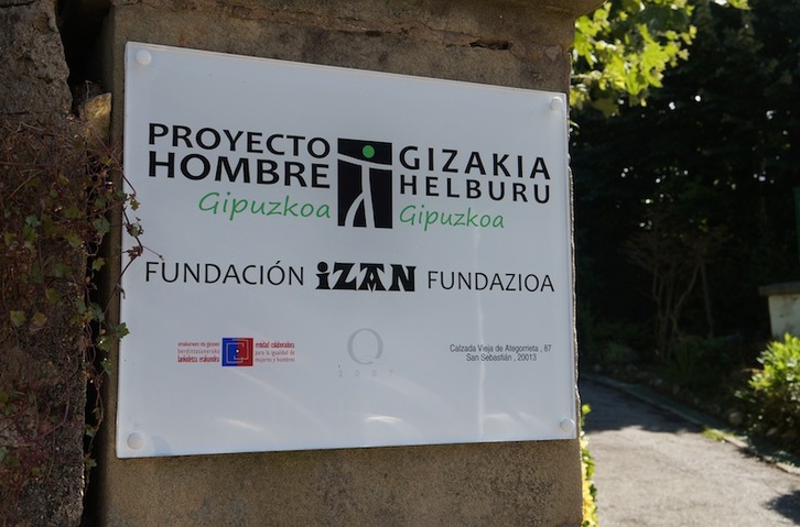 Entrada de la sede de Proyecto Hombre en Donostia. (Gotzon ARANBURU)