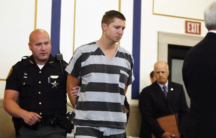 Tensing, de 25 años y policía de la Universidad de Cincinnati, esposado. (Mark LYONS/AFP PHOTO)