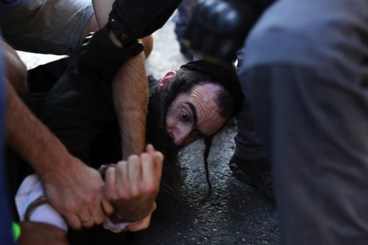Momento en que la Policía arrestó a Yishai Schlissel. (Emil SALMAN/AFP PHOTO)