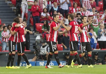 Jokalariak, Erasoren goletako bat ospatzen. (Monika DEL VALLE/ARGAZKI PRESS)