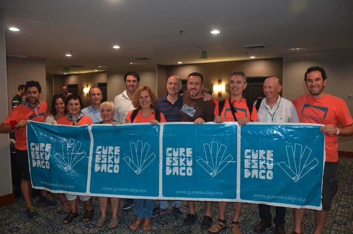 Hizlariak, Gure Esku Dagoko kideak eta EHUko errektorea, Grove hotelean. (NAIZ)