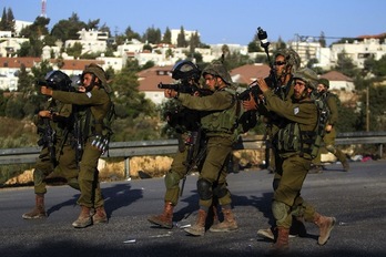Soldados israelíes desplegados en el campo de refugiados de Jalazone. (Abbas MOMANI/AFP PHOTO)