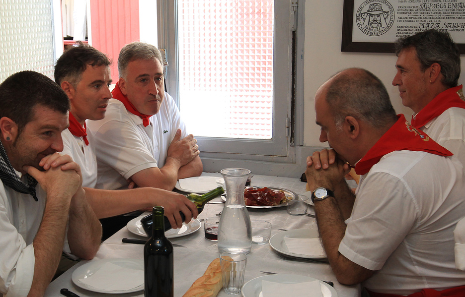 La peña Zahakin a réservé un ongi etorri particulier au maire d'Iruñea. © Bob EDME