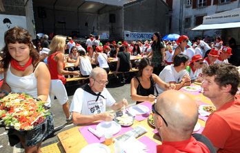 Les bestazale se sont restaurés dans les terrasses improvisées, en plein milieu de la rue. Ici, à la place Patxa, le repas en faveur des détenus basques. © Bob EDME