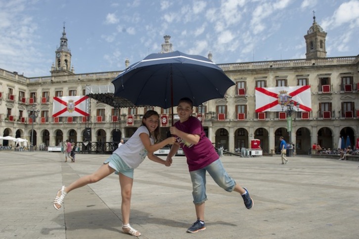 Maider Pérez y Obeka Fernández posan en la Plaza Nueva de Gasteiz. (Juanan RUIZ / ARGAZKI PRESS)