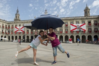 Maider Pérez y Obeka Fernández posan en la Plaza Nueva de Gasteiz. (Juanan RUIZ / ARGAZKI PRESS)