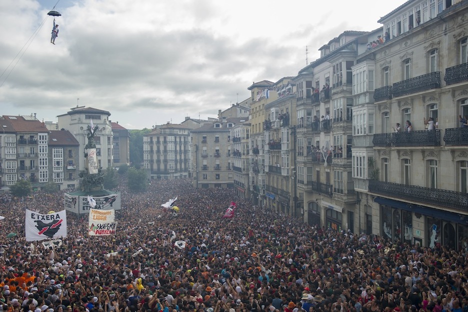 Celedón surca el cielo de Gasteiz. (Juanan RUIZ / ARGAZKI PRESS)