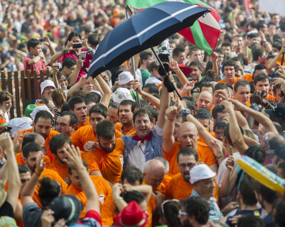 Gorka Ortiz de Urbina atraviesa la plaza. (Juanan RUIZ / ARGAZKI PRESS)