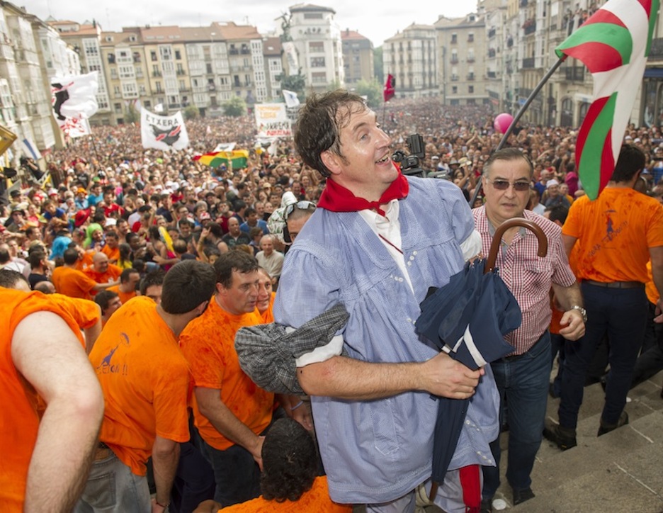 Gorka Ortiz de Urbina llega a la escalinata de San Miguel. (Juanan RUIZ / ARGAZKI PRESS)