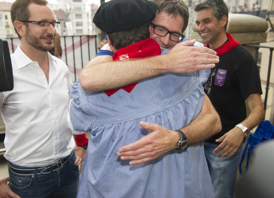 Celedón se abraza con el actua alcalde, Gorka Urtaran, en presencia del anterior, Javier Maroto. (Juanan RUIZ / ARGAZKI PRESS) 