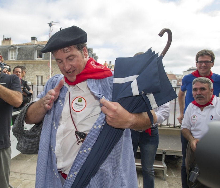 Gorka Ortiz de Urbina se pone una pegatina contra las agresiones sexistas. (Juanan RUIZ / ARGAZKI PRESS)