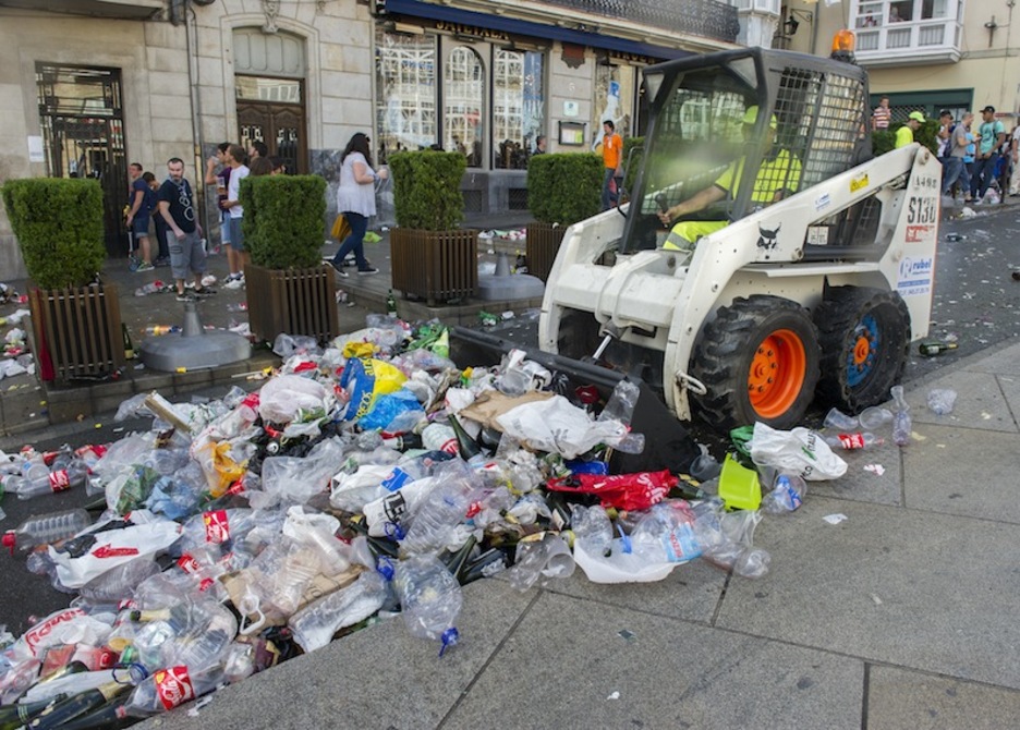 Limpieza de la plaza de la Virgen Blanca. Gorka Ortiz de Urbina llega a la escalinata de San Miguel. (Juanan RUIZ / ARGAZKI PRESS)