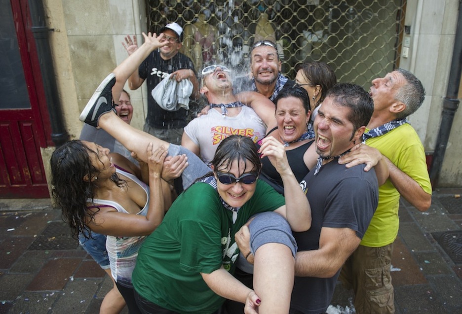 No ha faltado agua lanzada desde balcones y ventanas. Gorka Ortiz de Urbina llega a la escalinata de San Miguel. (Juanan RUIZ / ARGAZKI PRESS)
