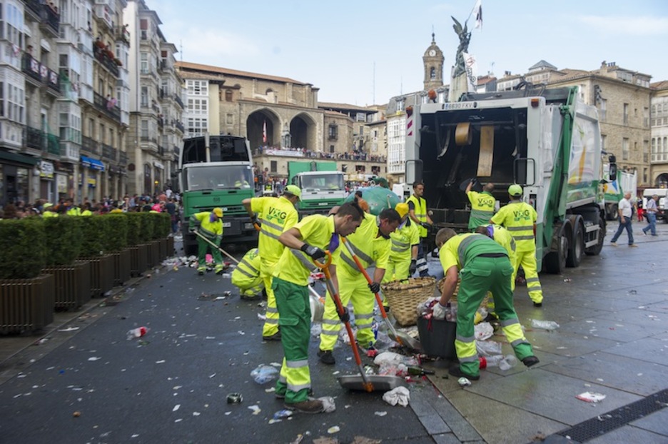 Limpieza de la plaza de la Virgen Blanca. (Juanan RUIZ / ARGAZKI PRESS)