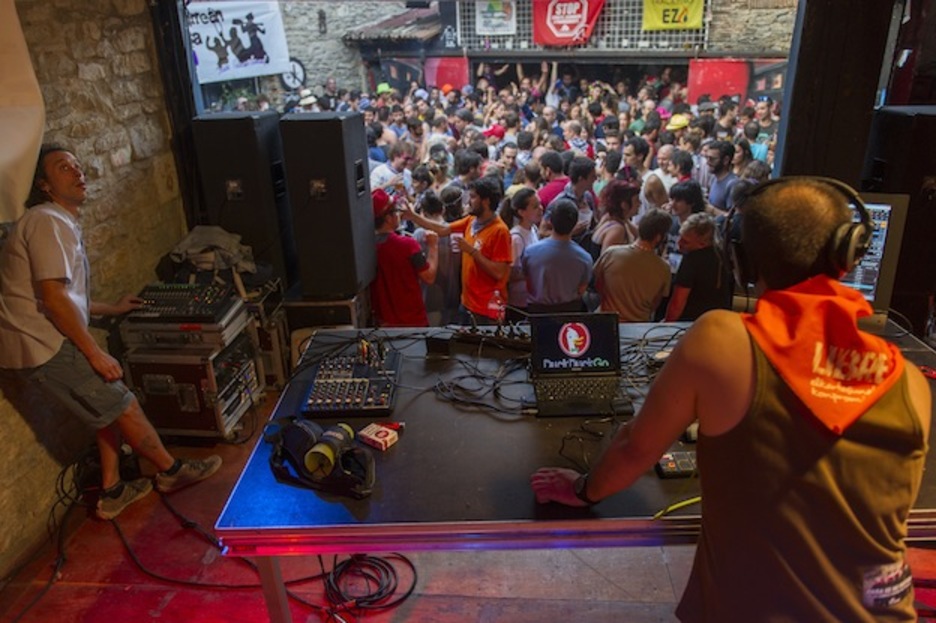 Ambiente en el Gaztetxe. (Juanan RUIZ / ARGAZKI PRESS)